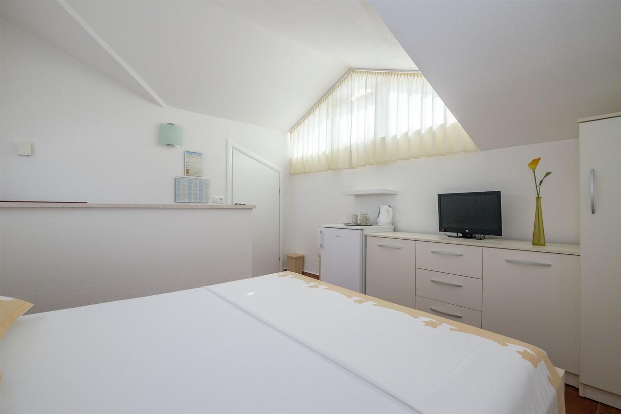Apartments And Room Maestral Traù Esterno foto
