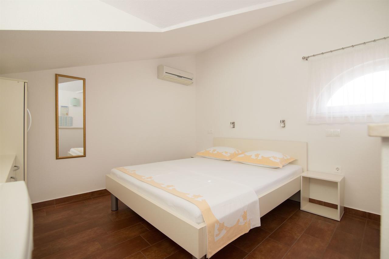 Apartments And Room Maestral Traù Esterno foto