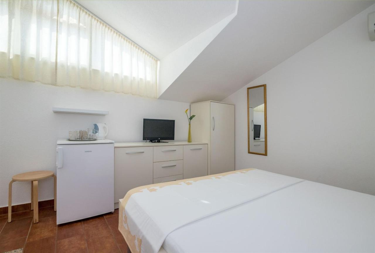 Apartments And Room Maestral Traù Esterno foto